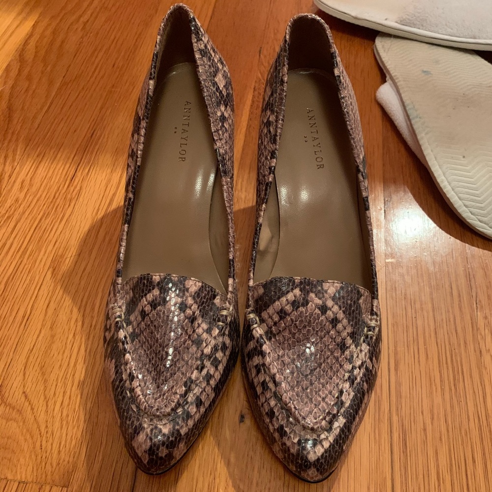 Never Worn Anne Taylor crocodile print heels
